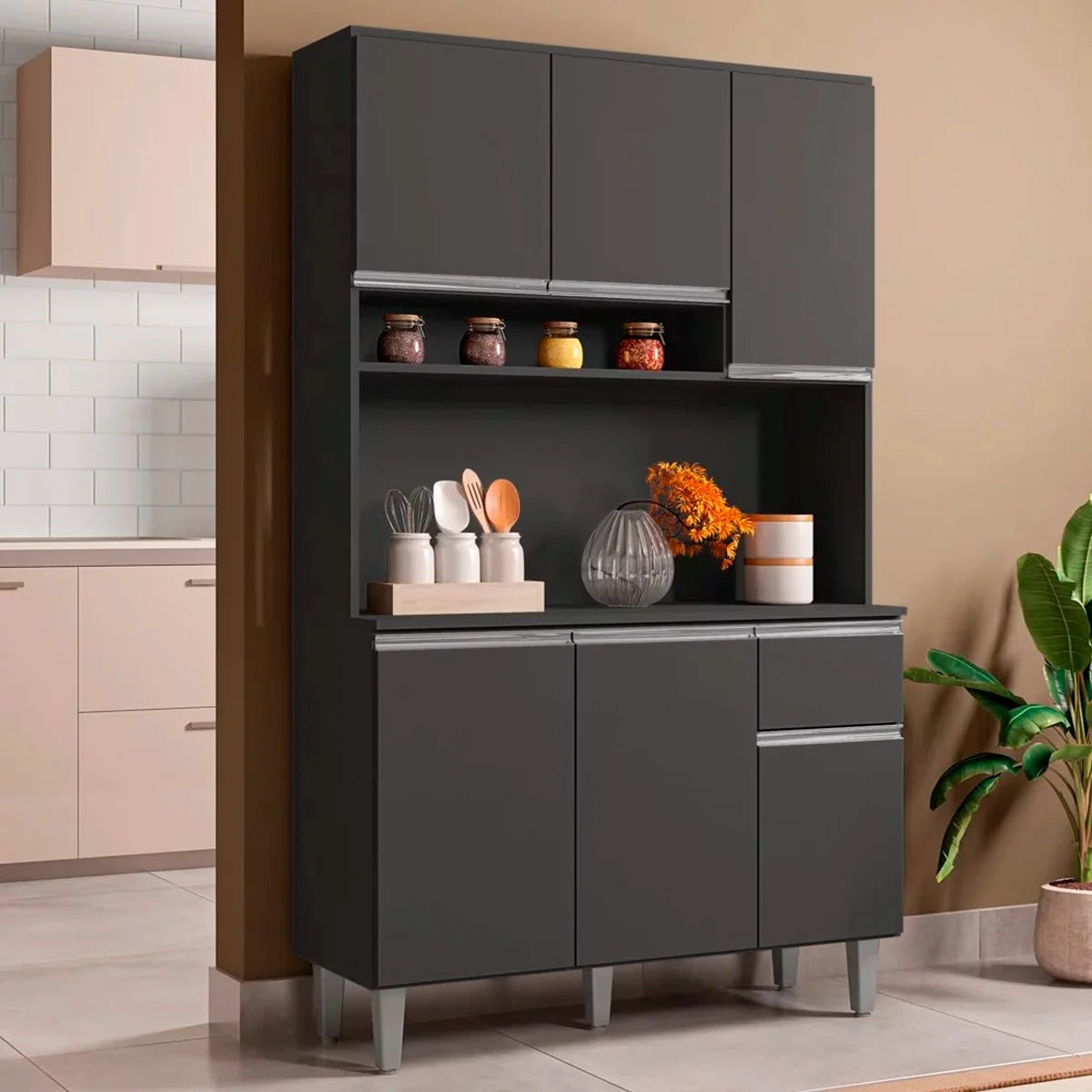 Armário de cozinha preto fosco com 7 portas, 1 gaveta e nicho central, estilo moderno, em ambiente decorado.