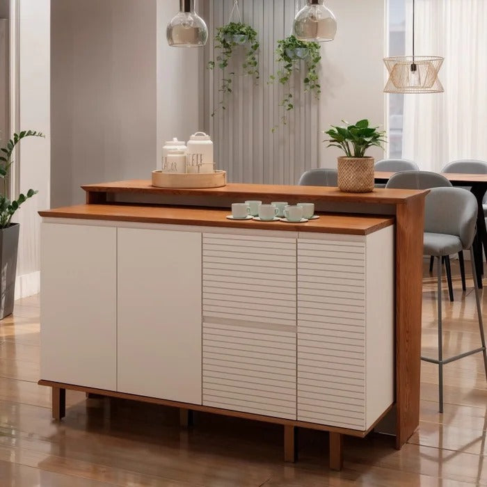 Balcão de cozinha 3 portas off white com tampo de madeira, design moderno, decorado em ambiente sofisticado.