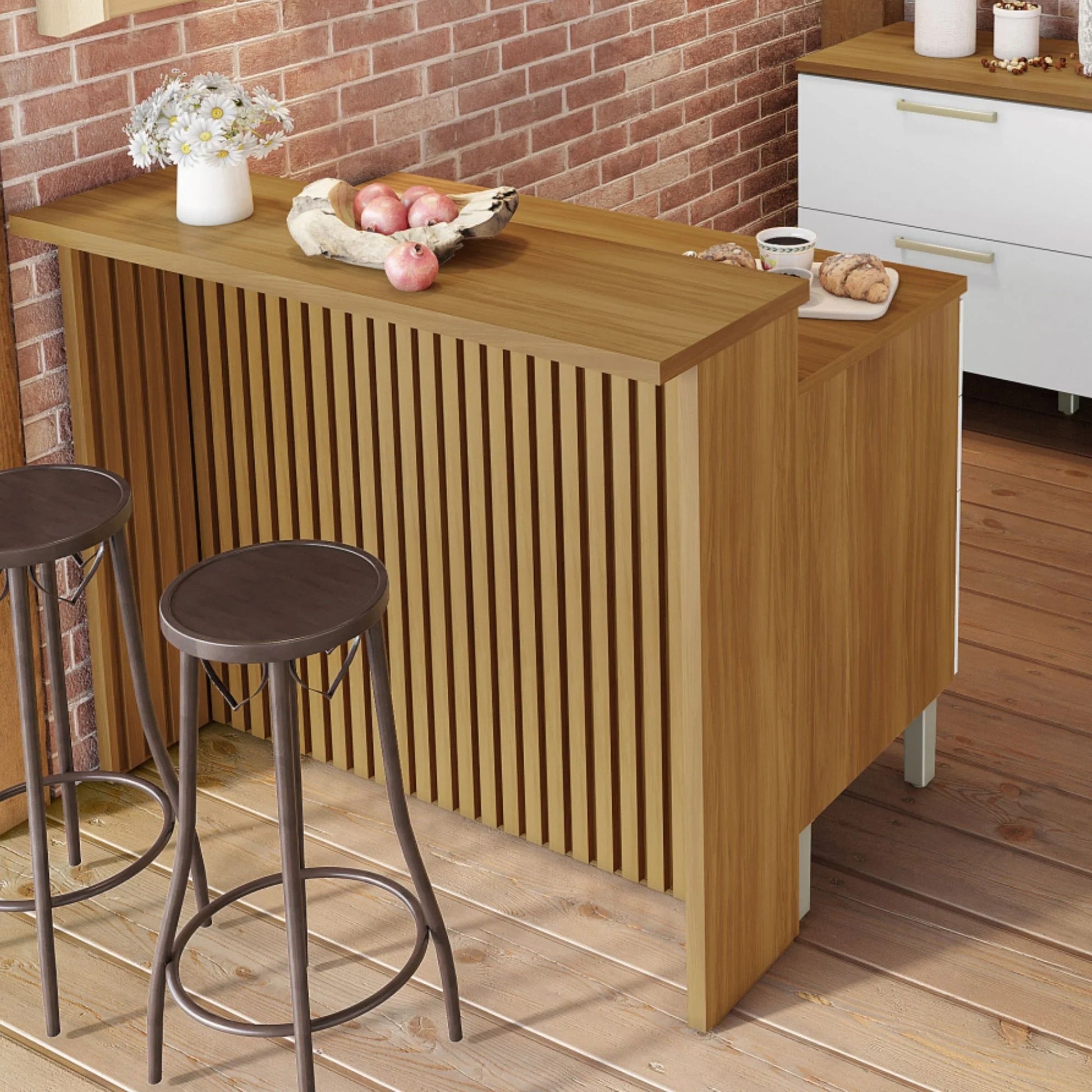 Balcão ripado em madeira usado como apoio na cozinha, estilo moderno com banquetas