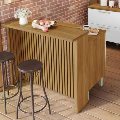 Balcão ripado em madeira usado como apoio na cozinha, estilo moderno com banquetas