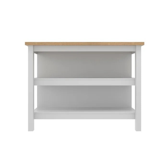 Bancada de cozinha branca com duas prateleiras e tampo de madeira vista frontal