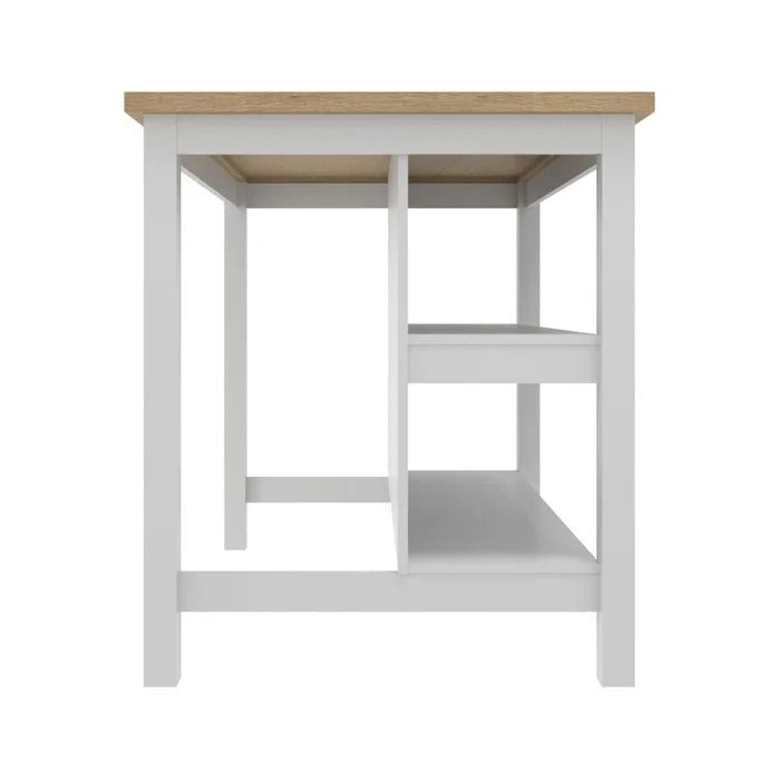 Bancada de cozinha branca com prateleiras e tampo de madeira vista lateral