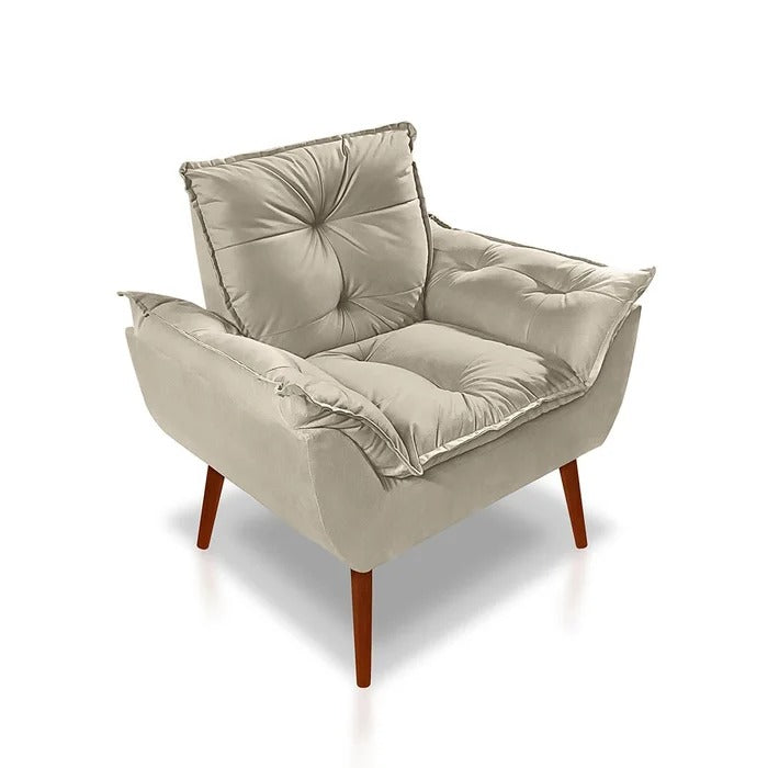 Poltrona bege estofada com design aconchegante e pés de madeira