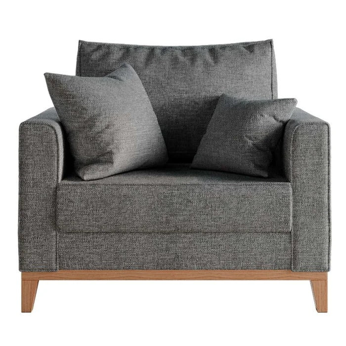 Poltrona estofada cinza com pés em madeira e almofadas decorativas