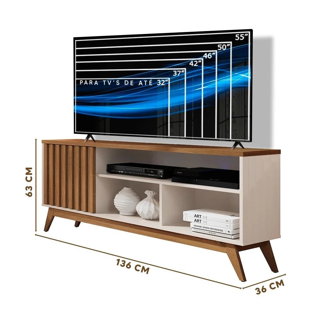 Rack em madeira e off white com porta ripada e nichos, medidas 136x63x36 cm, indicado para TV até 55 polegadas
