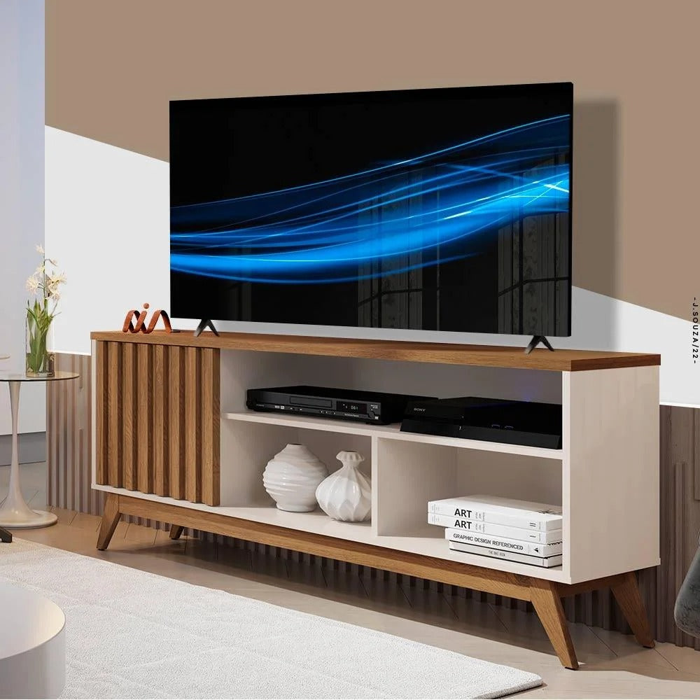 Rack em madeira e off white com porta ripada e nichos, ambientado em sala de estar com TV, objetos decorativos e estilo moderno