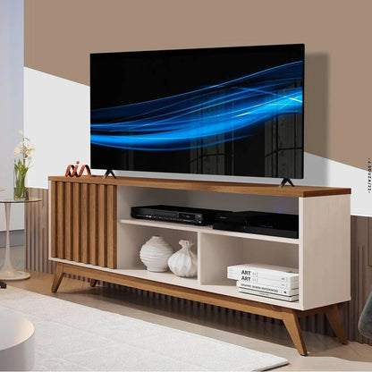 Rack em madeira e off white com porta ripada e nichos, ambientado em sala de estar com TV, objetos decorativos e estilo moderno
